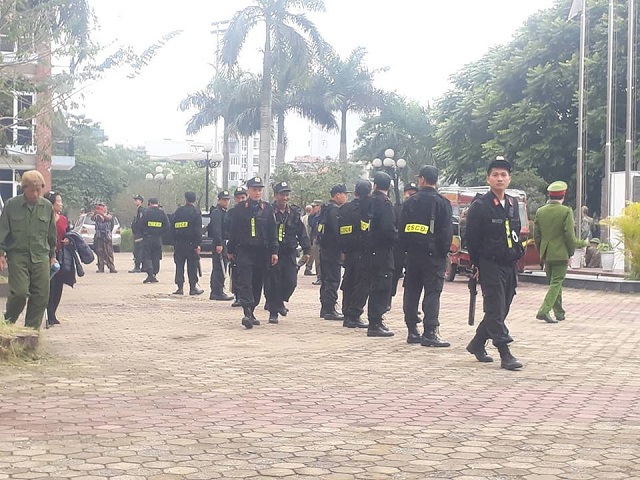 Người dân “vượt rào” trụ sở VFF đòi mua vé trận Việt Nam - Malaysia - Ảnh 5