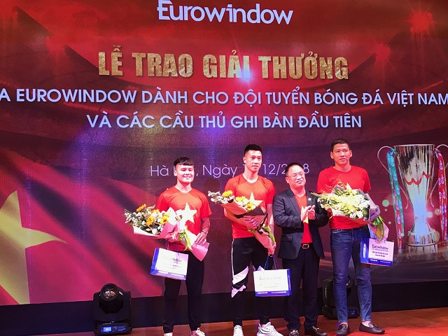 Eurowindow trao thưởng 3,2 tỷ đồng tiền mặt cho đội tuyển Việt Nam - Ảnh 1