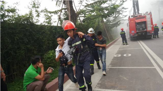 “Cháy” tại tòa nhà Ecolife Capital, lính cứu hỏa cứu thoát nhiều người - Ảnh 10