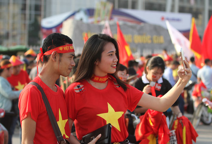 Ngắm dàn hotgirl “đổ xô” về Mỹ Đình tiếp sức cho đội tuyển Việt Nam - Ảnh 5