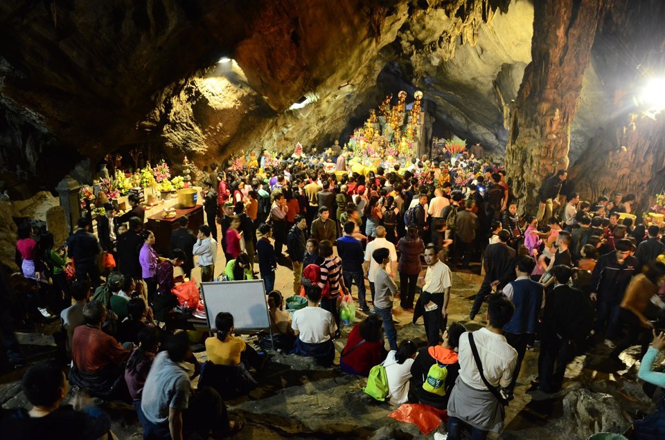 Hơn 50.000 lượt du khách nô nức trẩy hội chùa Hương ngày khai hội - Ảnh 6