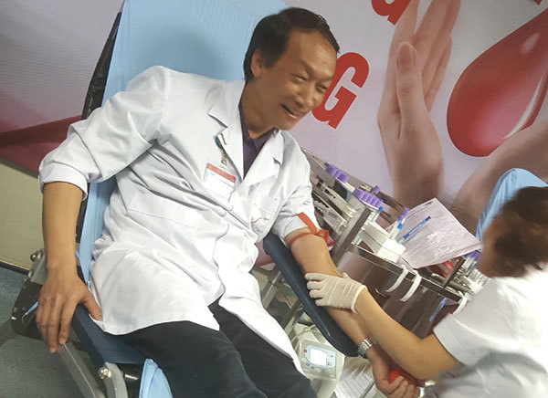 Hàng nghìn bác sĩ hiến máu cứu người - Ảnh 1