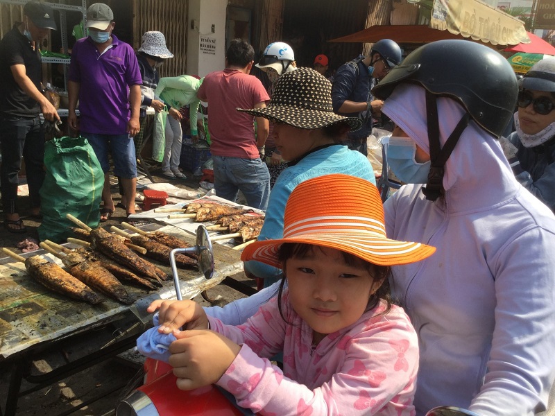 TP Hồ Chí Minh: "Phố cá lóc nướng" tấp nập ngày vía Thần tài - Ảnh 5