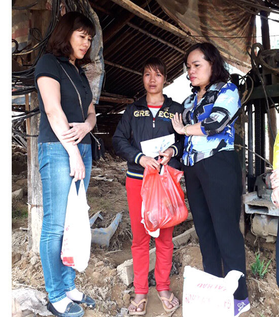 CLB Doanh nhân nữ Hà Nội trao quà cho người dân bị ảnh hưởng lũ lụt của Đà Bắc - Ảnh 1