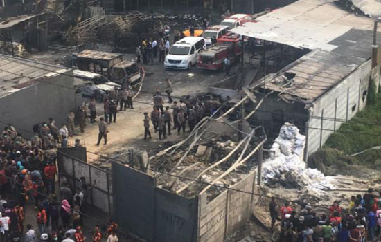 Nổ nhà máy pháo hoa ở Indonesia làm ít nhất 30 người chết - Ảnh 1