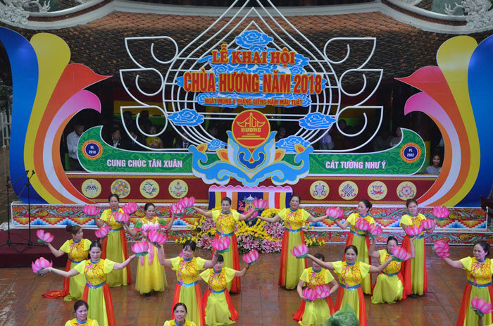 Hơn 50.000 lượt du khách nô nức trẩy hội chùa Hương ngày khai hội - Ảnh 5