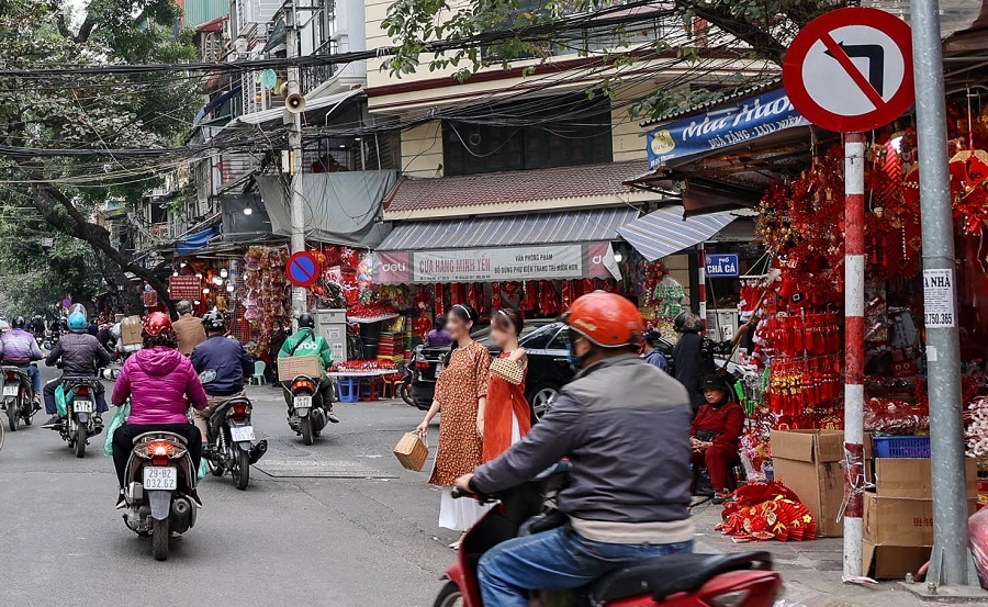 Quận Hoàn Kiếm: Tụ tập đông người, không đeo khẩu trang nơi công cộng, nhóm thanh niên bị phạt mỗi người 2 triệu đồng - Ảnh 3