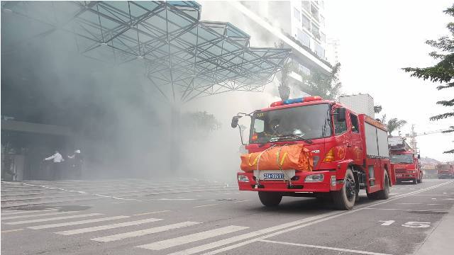 “Cháy” tại tòa nhà Ecolife Capital, lính cứu hỏa cứu thoát nhiều người - Ảnh 3