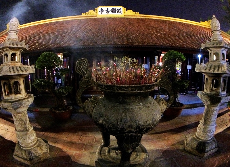 Đầu xuân vãng cảnh chùa đêm ở Hà Nội - Ảnh 8