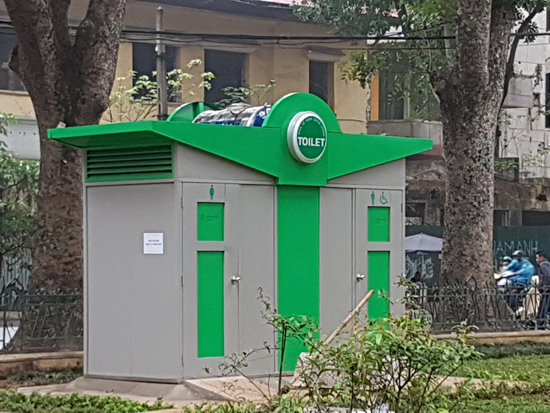 Hệ thống nhà vệ sinh công cộng tại Hà Nội: Vừa thiếu và vừa quá tải - Ảnh 1