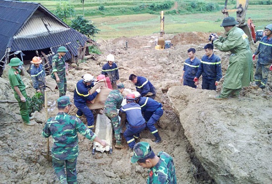 Tìm thấy một phần thi thể nạn nhân thứ 14 trong vụ lở đất tại Hòa Bình - Ảnh 1
