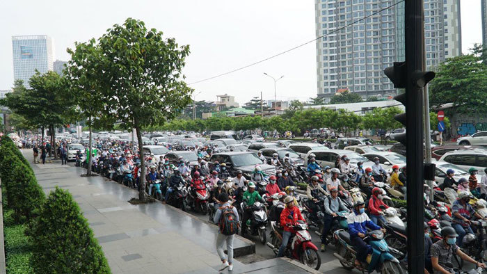 TP Hồ Chí Minh: Sập giàn giáo bắc ngang hầm Thủ Thiêm, giao thông "thất thủ"! - Ảnh 4