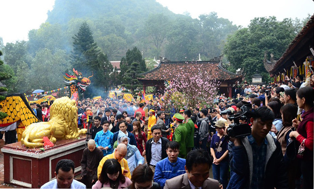 Hơn 50.000 lượt du khách nô nức trẩy hội chùa Hương ngày khai hội - Ảnh 4