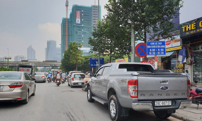 Điểm nóng giao thông: Cản trở giao thông trên lộ trình tuyến buýt BRT - Ảnh 1