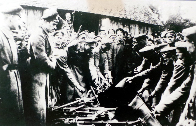 Hình ảnh Cách mạng Tháng Mười Nga và Bác Hồ với nhân dân Xô Viết - Ảnh 2