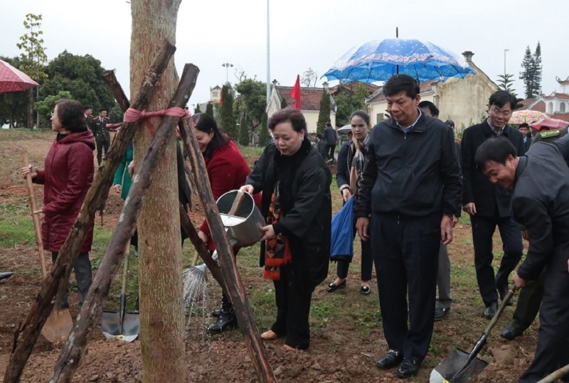 Chủ tịch HĐND TP Nguyễn Thị Bích Ngọc dự lễ phát động Tết trồng cây tại thị xã Sơn Tây - Ảnh 2