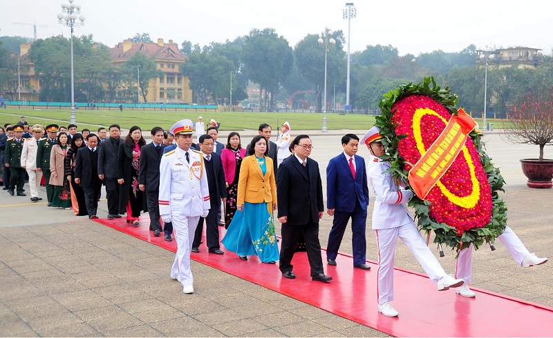 Lãnh đạo Đảng, Nhà nước và TP Hà Nội viếng Chủ tịch Hồ Chí Minh - Ảnh 4