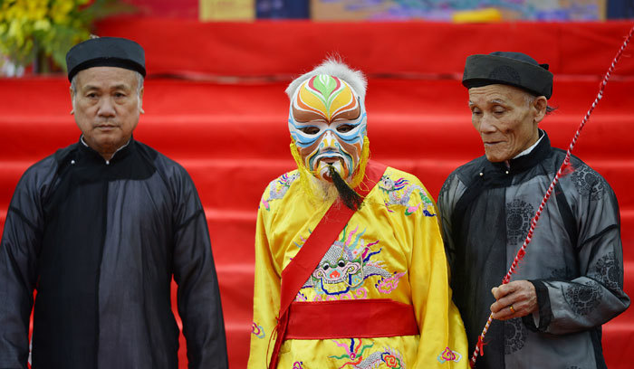 Bô lão làng Đọi mặc Long bào, đeo mặt nạ đóng giả vua đi cày - Ảnh 5