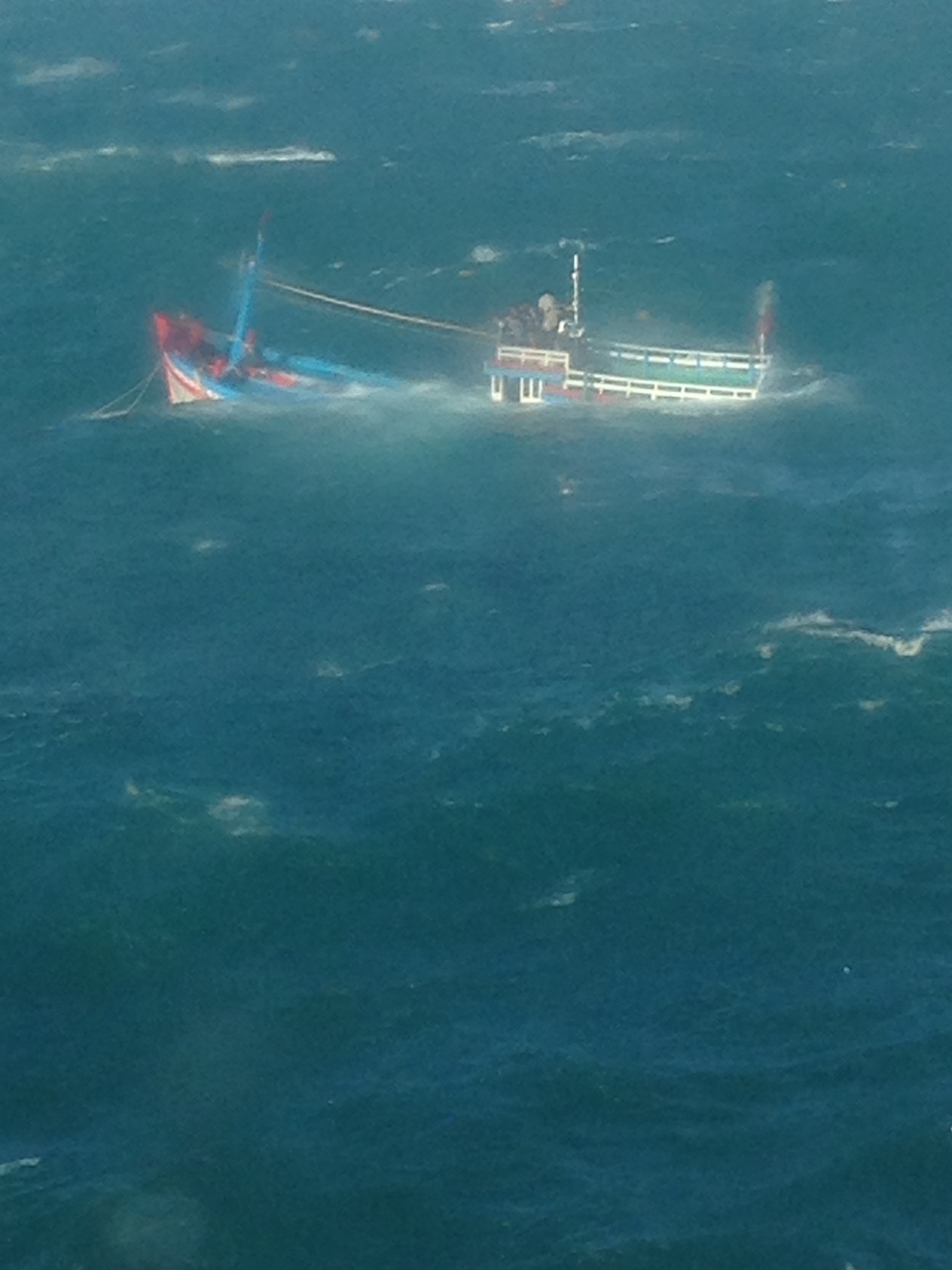 PVEP hỗ trợ cứu nạn an toàn cho 12 ngư dân - Ảnh 1