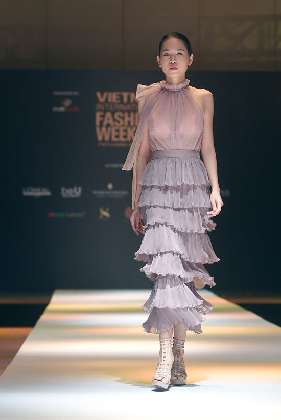 Thiết kế Thu – Đông táo bạo trong tuần lễ thời trang lớn nhất tại Hà Nội - Ảnh 1
