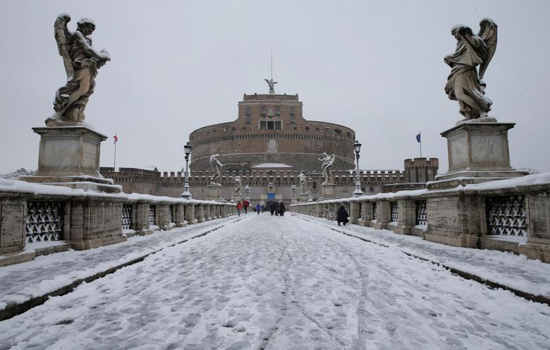 Hình ảnh hiếm hoi băng tuyết bao phủ thủ đô Rome của Italia - Ảnh 8