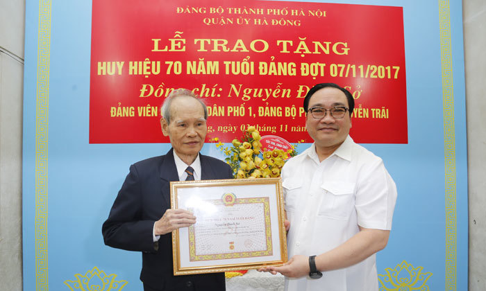 Bí thư Hoàng Trung Hải trao Huy hiệu 70 năm tuổi Đảng cho đồng chí Nguyễn Đình Sở - Ảnh 1