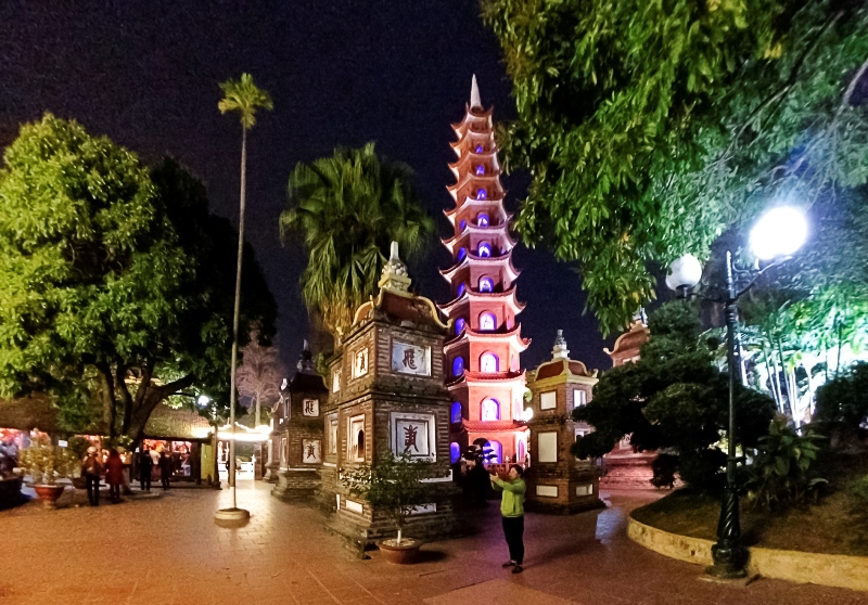 Đầu xuân vãng cảnh chùa đêm ở Hà Nội - Ảnh 9