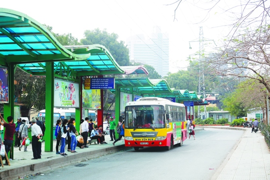 Hệ thống điểm dừng, nhà chờ xe buýt của Hà Nội: Đầu tư đồng bộ mới tạo hiệu quả - Ảnh 1