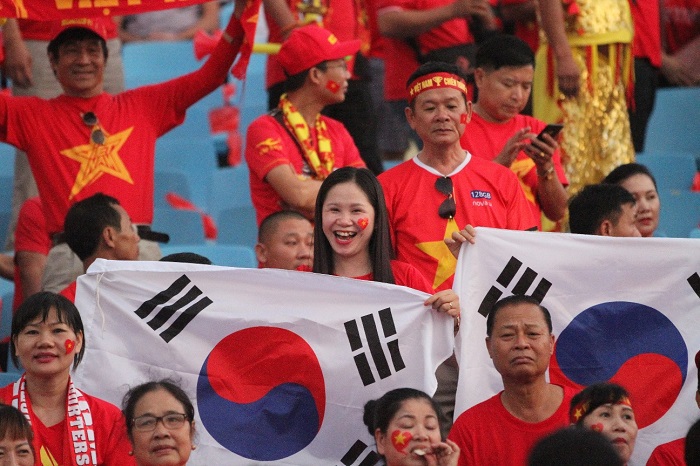 Ngắm dàn hotgirl “đổ xô” về Mỹ Đình tiếp sức cho đội tuyển Việt Nam - Ảnh 7