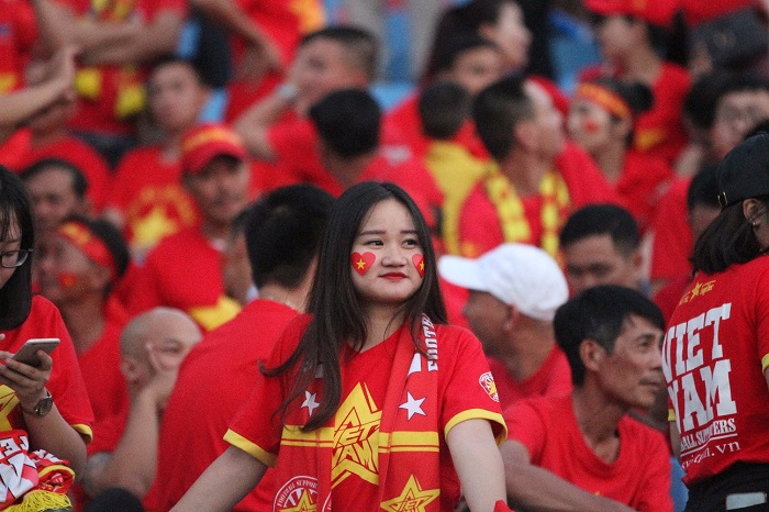 Ngắm dàn hotgirl “đổ xô” về Mỹ Đình tiếp sức cho đội tuyển Việt Nam - Ảnh 9