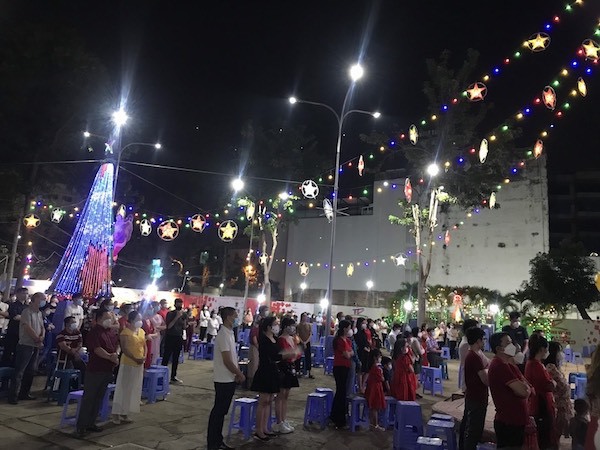 TP Hồ Chí Minh: Người dân đổ ra đường đón Giáng sinh 2021 - Ảnh 3