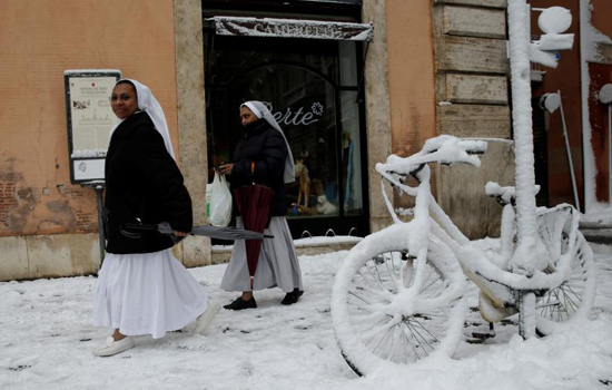 Hình ảnh hiếm hoi băng tuyết bao phủ thủ đô Rome của Italia - Ảnh 2