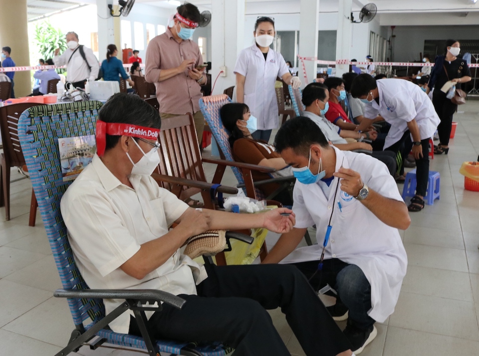 Phó Chủ tịch UBND tỉnh Kiên Giang cùng hàng trăm tình nguyện viên chia sẻ giọt hồng trong mùa dịch - Ảnh 8