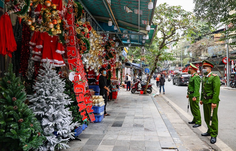 Quận Hoàn Kiếm: Kiểm tra, nhắc nhở hạn chế tập trung đông người tại địa điểm công cộng dịp Giáng sinh, Tết dương lịch - Ảnh 9