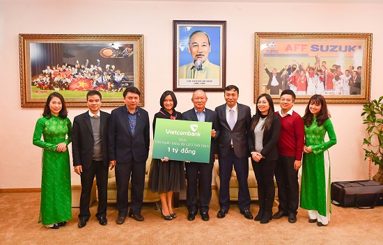 Vietcombank trao số tiền 1 tỷ đồng tặng đội tuyển bóng đá U23 Việt Nam - Ảnh 2