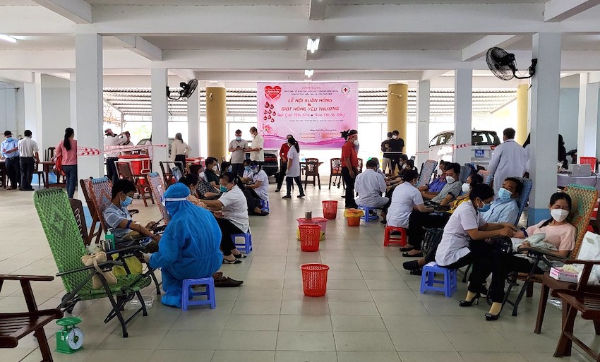 Phó Chủ tịch UBND tỉnh Kiên Giang cùng hàng trăm tình nguyện viên chia sẻ giọt hồng trong mùa dịch - Ảnh 11