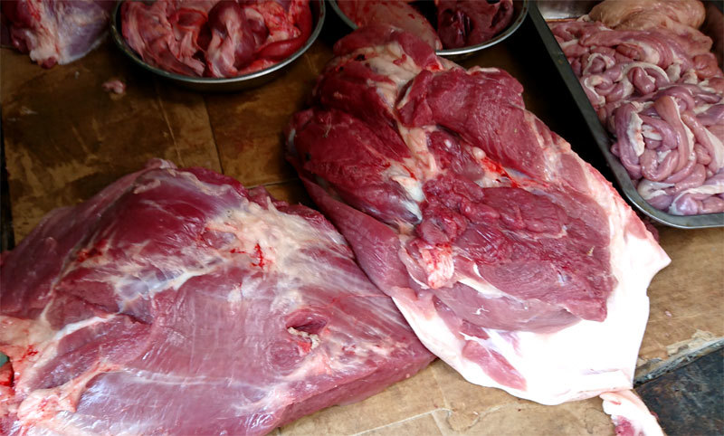 Sản lượng chăn nuôi không giảm, tại sao thịt lợn tăng chóng mặt? - Bài 2: Những khâu “móc túi” của người tiêu dùng - Ảnh 1