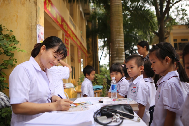 Báo Kinh tế&Đô thị và Vinamilk sẻ chia khó khăn với người dân bị ảnh hưởng do lũ tại Hà Nội - Ảnh 8