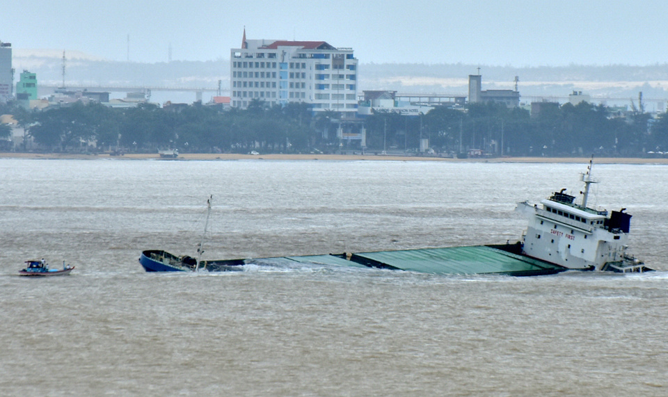 Không để sự cố môi trường khi trục vớt tàu tại vịnh Quy Nhơn - Ảnh 1