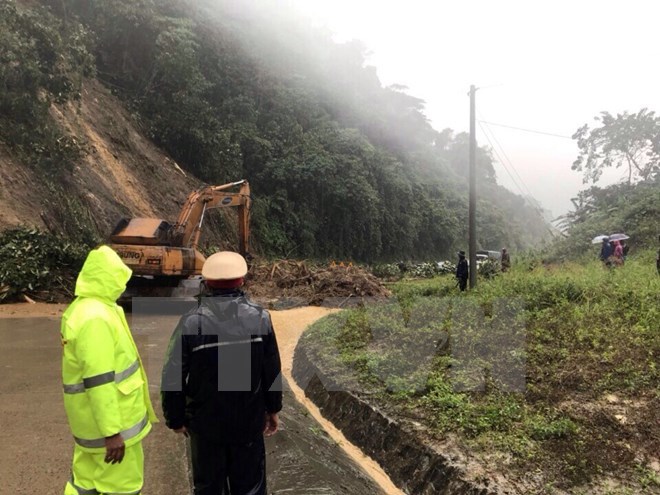 Thông đường Hồ Chí Minh sau 2 ngày giao thông bị gián đoạn do sạt lở - Ảnh 1