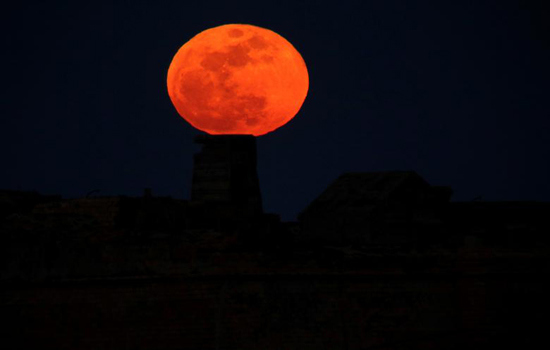 Chiêm ngưỡng siêu trăng cực hiếm rực đỏ bầu trời thế giới - Ảnh 7