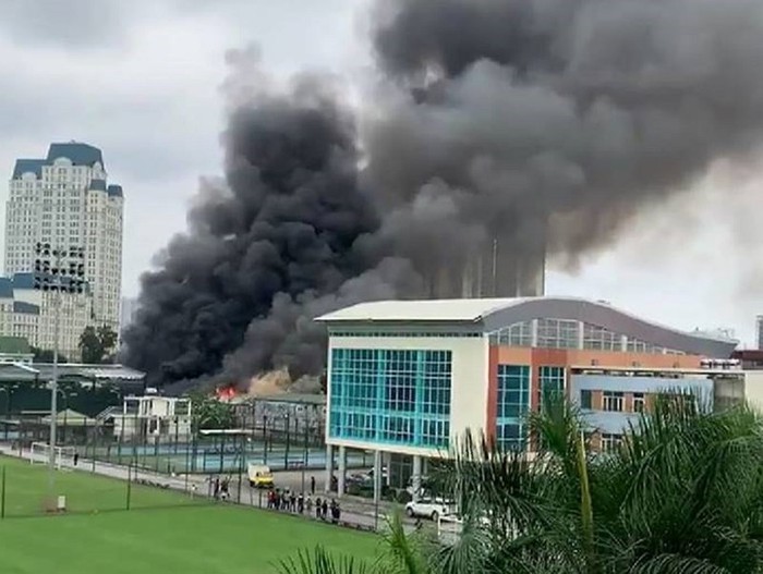 Hà Nội: Cháy lớn tại gara ô tô trên đường Lê Quang Đạo - Ảnh 1