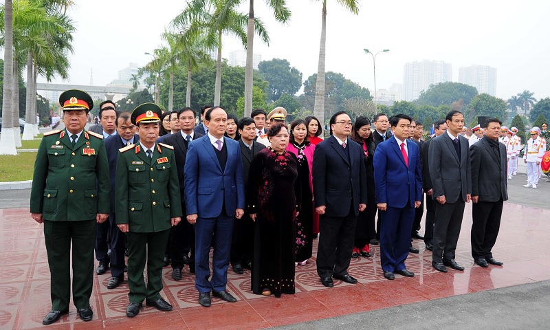 Lãnh đạo Đảng, Nhà nước và TP Hà Nội viếng Chủ tịch Hồ Chí Minh - Ảnh 6