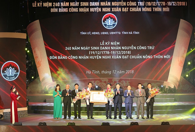 Nghi Xuân đón bằng công nhận huyện nông thôn mới đầu tiên của tỉnh Hà Tĩnh - Ảnh 1
