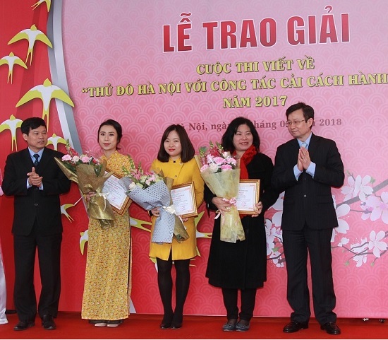 Trao giải Cuộc thi “Thủ đô Hà Nội với công tác cải cách hành chính” năm 2017 trên báo chí - Ảnh 1