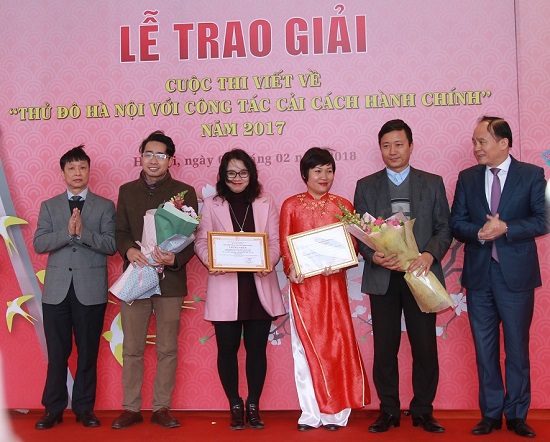 Trao giải Cuộc thi “Thủ đô Hà Nội với công tác cải cách hành chính” năm 2017 trên báo chí - Ảnh 2