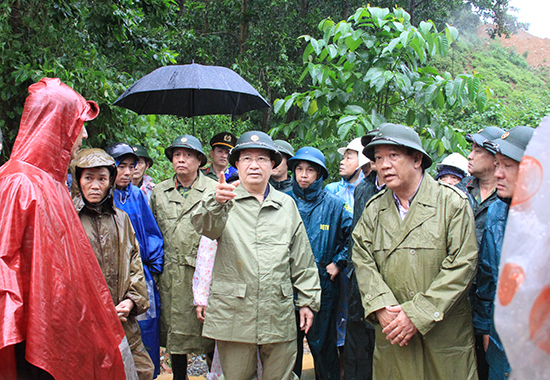Phó Thủ tướng thị sát vùng lũ: Đảm bảo người dân không bị đói trong mưa bão - Ảnh 1