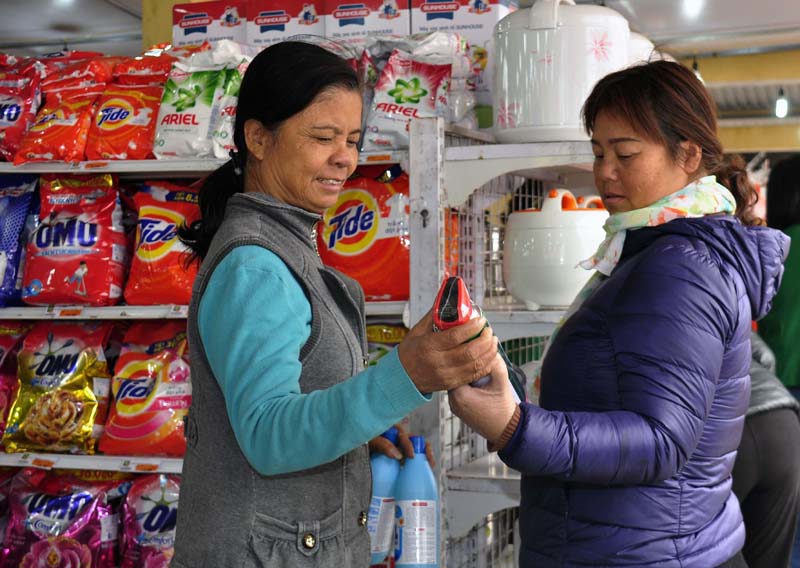Phiên chợ Tết ở ngoại thành: Mang hàng Việt đến mọi nhà - Ảnh 1