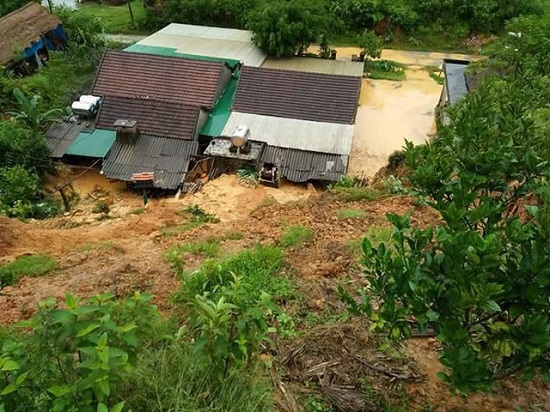 Áp thấp nhiệt đới vào miền Trung, hàng nghìn nhà dân chìm trong nước lũ - Ảnh 15