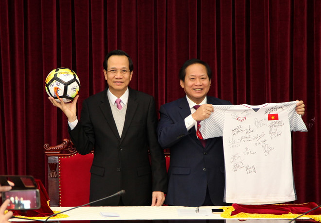 Món quà U23 Việt Nam tặng Thủ tướng được đấu giá 20 tỷ đồng - Ảnh 1